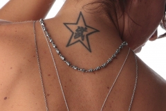 Modella-Denise-Collana-Teschi-Particolare